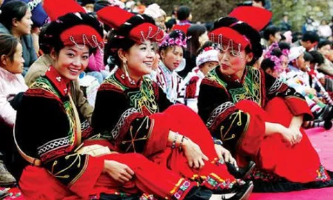 Lạ lùng phong tục phụ nữ cho đàn ông sờ ngực, không những không giận dữ mà còn vui vẻ đón nhận