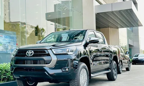 Cận cảnh Toyota Hilux 2023 tại các đại lý: Giá bán sẽ là rào cản lớn