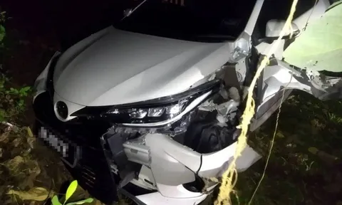 Cậu bé 6 tuổi cầm lái Toyota Vios chở em đi… mua đồ chơi rồi gây tai nạn