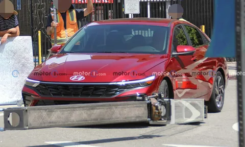 Hyundai Elantra 2024 xuất hiện "không che chắn" trên phố, hé lộ diện mạo mới sắp ra mắt