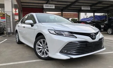 Doanh số suy giảm, Toyota Camry, Mazda6 và loạt sedan hạng D đua nhau giảm giá sốc