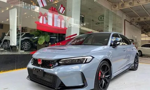 "Hàng hot" Honda Civic Type R 2023 bản thương mại về đại lý, sẵn sàng giao xe cho khách hàng