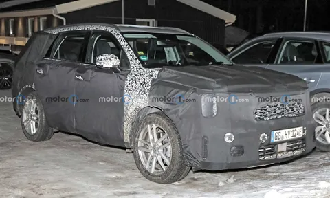Kia Sorento 2024 hé lộ chi tiết mới khi chạy thử trên phố
