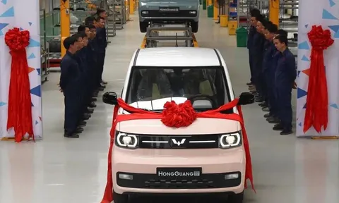 Đang gây sốt tại Việt Nam, Wuling Hongguang Mini EV vẫn hụt hơi trên “sân nhà”