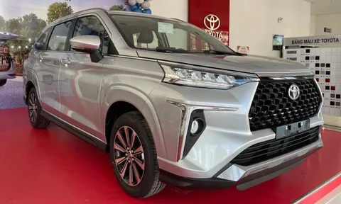 Toyota Veloz Cross tiếp tục giảm giá 'kịch sàn', quyết đua doanh số với Xpander