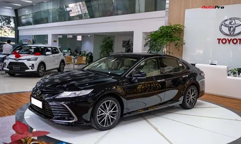 Toyota Camry giảm giá mạnh tại đại lý, quyết "độc chiếm" phân khúc sedan cỡ D tại Việt Nam