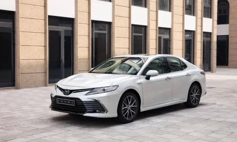 Toyota Camry tiếp tục giảm giá khủng, quyết giữ vững ngôi vương doanh số