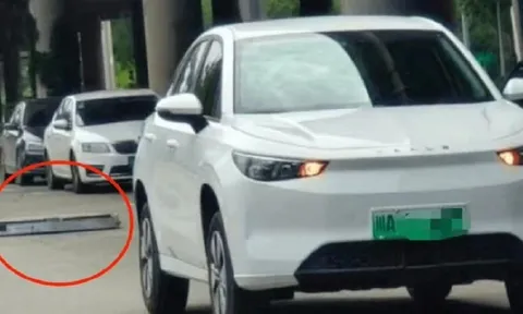 Xe điện Trung Quốc đang đi trên đường thì... rơi pin