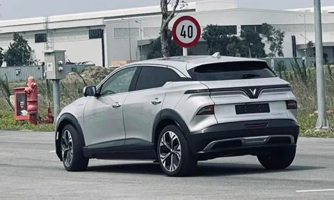 VinFast VF6 tiếp tục lộ diện ‘không che’, ngày ra mắt khách Việt đã cận kề