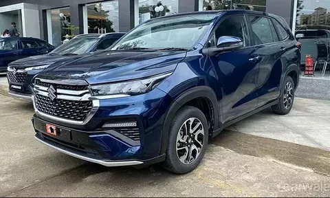 Ảnh thực tế tại đại lý của Suzuki Invicto - Song sinh Toyota Innova