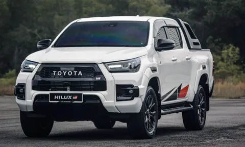 Toyota Hilux "đắt như tôm tươi", vượt xa Ford Ranger tại Thái Lan