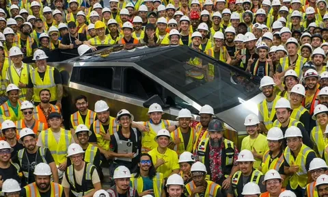 Bán tải điện Tesla Cybertruck đầu tiên xuất xưởng sau 2 năm chậm tiến độ
