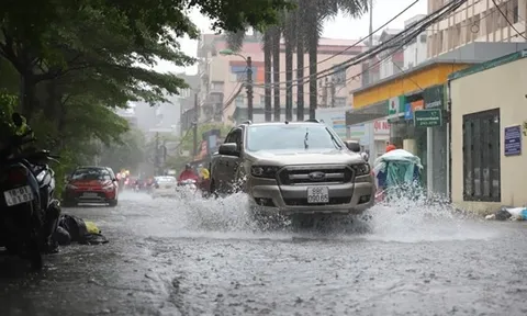 Tài xế cần lưu ý điều gì khi điều khiển ô tô trong mùa mưa bão?