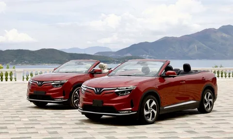 Xuất hiện cặp đôi VinFast VF8 MUI TRẦN tại Việt Nam khiến ai nấy cũng phải trầm trồ