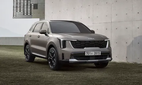 KIA Sorento 2024 bản nâng cấp lộ diện, không đi vào "vết xe đổ" của Hyundai Santa Fe