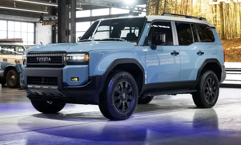 Xe chủ tịch Toyota Land Cruiser 2024 ra mắt: Thiết kế cổ điển, giá bán giảm khó tin