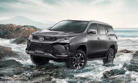 Toyota Fortuner 2023 ra mắt: Nâng cấp trang bị, giá bán tăng nhẹ