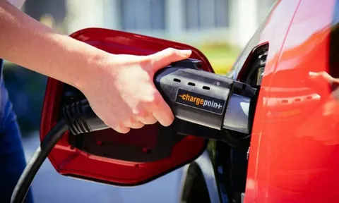 Sạc đầy một chiếc xe điện "tốn kém" hơn cả đổ đầy một bình xăng