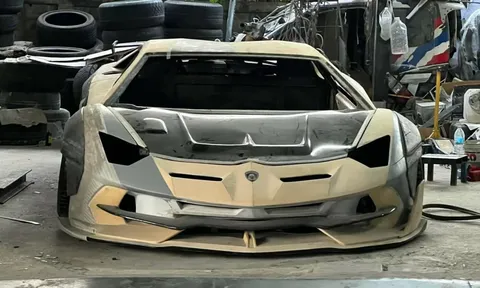 Mãn nhãn với "đàn anh" Toyota Camry hô biến thành siêu xe Lamborghini Aventador triệu đô