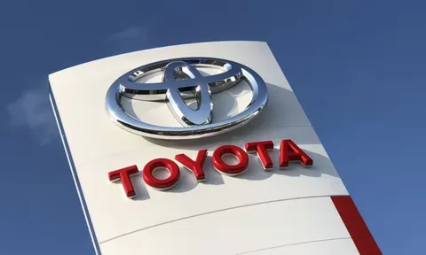 Bất ngờ đại lý Toyota hô biến xe mới thành xe lướt rồi bán theo kiểu ‘bia kèm lạc’