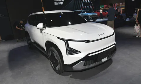Ảnh thực tế KIA EV5 chạy trên đường phố, về Việt Nam sẽ cạnh tranh VinFast VF7