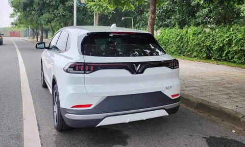 VinFast VF8 chạy 16km chưa bấm biển "rao bán" với mức giá ngỡ ngàng