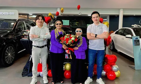 Lạ lùng 2 cụ bà đeo xích vàng "siêu to khổng lồ" tới đại lý nhận Mercedes-AMG G63 giá gần 12 tỷ đồng