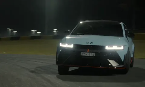 Đối thủ VinFast VF8 thể hiện khả năng drift "khét" cả đường đua