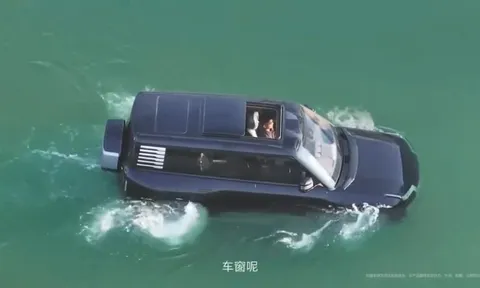 Trung Quốc ra mắt mẫu ô tô điện "bơi như thuyền" có giá bán đắt nhất thị trường nội địa