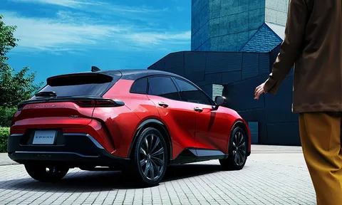 Chiêm ngưỡng Toyota Crown Sport vừa ra mắt được so sánh ngang ngửa siêu xe Ferrari