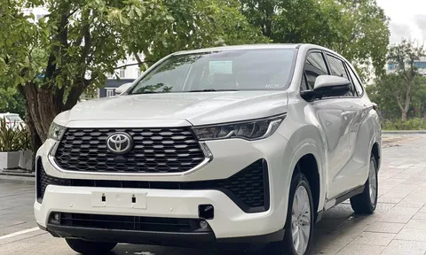 Cận cảnh Toyota Innova Cross bản máy xăng tại đại lý trước "giờ G"