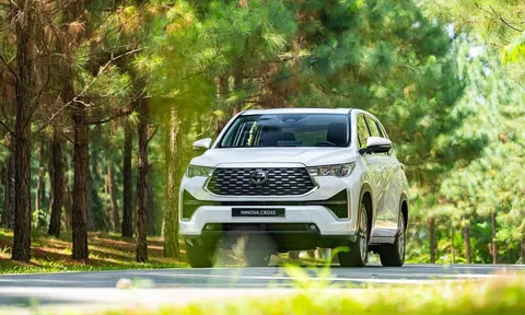 "Thói xấu khó bỏ", Toyota Innova Cross vừa mở bán đã gặp ngay tình trạng "bia kèm lạc"