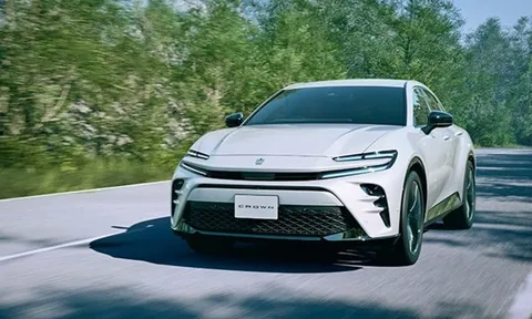 Toyota Crown Sport 2024 ế vì giá quá cao, hãng phải "xuống nước" đi tìm khách hàng