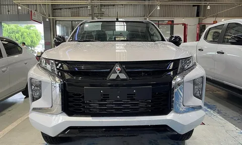 Bán tải Mitsubishi Triton đại hạ giá chưa từng có, đưa giá bán thực tế ngang đàn em Mitsubishi Xpander