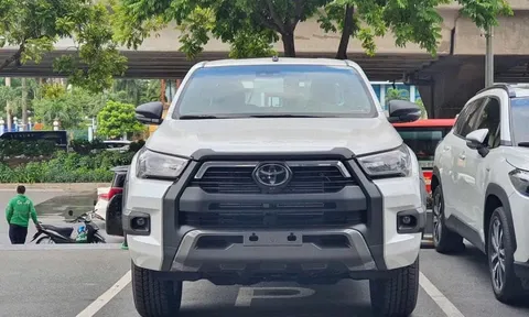 Toyota Hilux 2023 bản đầy đủ bất ngờ cập bến Việt Nam đấu Ford Ranger Wildtrak