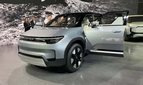 "Đàn em" Toyota Hilux trình làng với thiết kế tương lai, trang bị động cơ điện