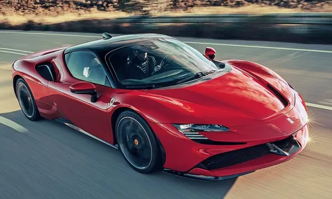 Ferrari tạm dừng bán hai siêu xe vì nguy cơ cháy nổ