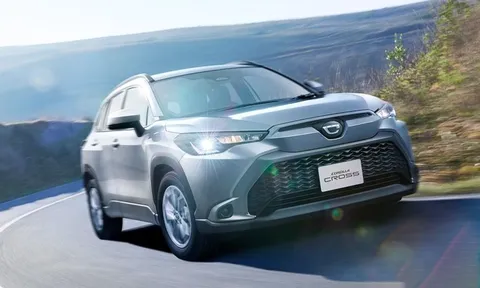 Toyota Corolla Cross 2024 facelift lộ diện: Động cơ xăng 2.0L mới, chốt giá quy đổi từ 358 triệu đồng