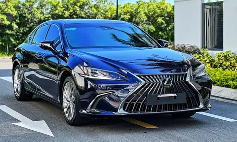 Lexus ES250 2022 mất giá bằng một chiếc Mitsubishi Xpander sau khi lướt 5.000 km