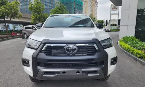 Hàng loạt đại lý nhận cọc Toyota Hilux 2024, giá sẽ rẻ hơn "dằn mặt" Ford Ranger?