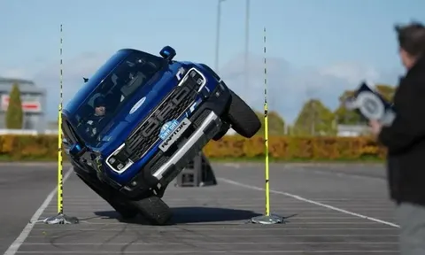 Ford Ranger Raptor phá vỡ kỷ lục Guinness với khả năng di chuyển chỉ bằng hai bánh