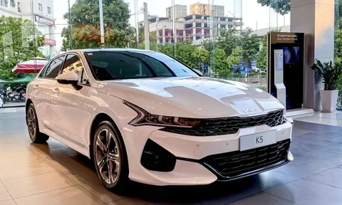 KIA K5 giảm giá "sập sàn" để dọn kho, giá bán thấp hơn cả Honda Civic bản base