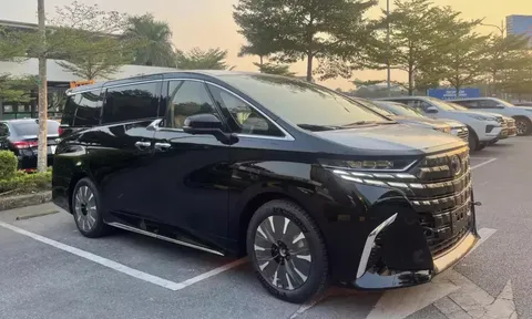 Cận cảnh "chuyên cơ mặt đất" Toyota Alphard 2024 giá từ 4,37 tỷ đồng tại đại lý