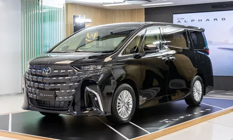 Toyota Alphard 2024 vừa ra mắt đã bị bán chênh tới 300 triệu đồng