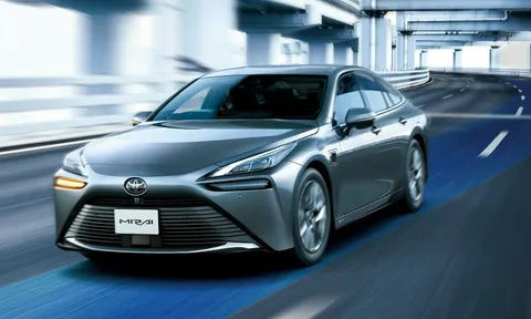Toyota Mirai - Anh em song sinh Camry nâng cấp loạt công nghệ đáng chú ý