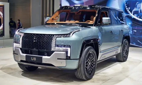 Yangwang U8 - Mẫu SUV hạng sang với khả năng "bơi như thuyền" chính thức lộ diện bằng xương bằng thịt