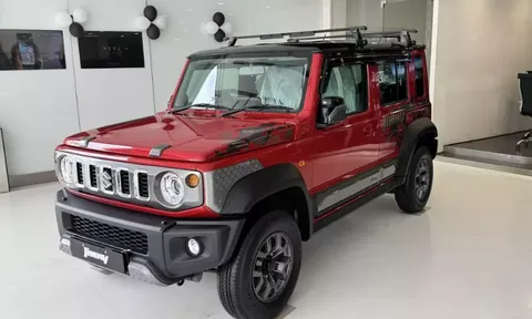 Cận cảnh Suzuki Jimny Thunder Edition mới tại đại lý