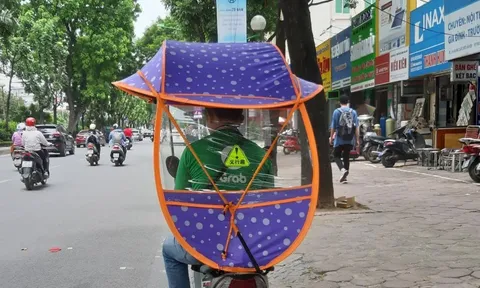 Tiềm ẩn nguy cơ tai nạn khi sử dụng xe máy "độ" mái che và mức xử phạt khi vi phạm