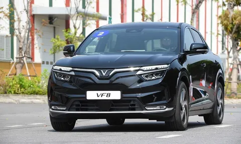 VinFast VF8 được giảm tới 125 triệu, giá xe tụt xuống dưới ngưỡng 1 tỷ đồng
