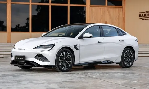 Toyota Camry bất ngờ mất ngôi vị số 1 vào tay 'tân binh' từ Trung Quốc